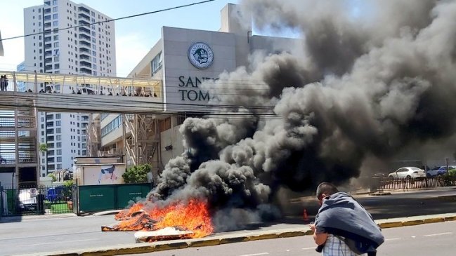 Encienden barricadas en cercanías a universidades de Iquique
