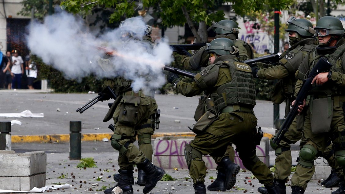 Detuvieron a carabinero acusado de disparar en el Liceo 7 de Santiago