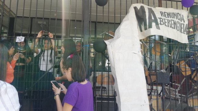 Municipio defendió a rectora tras disparos en Liceo 7 de Santiago