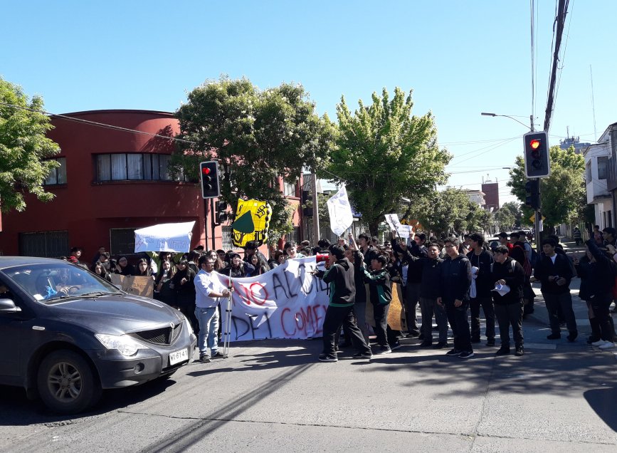 Estudiantes protestan ante posible cierre del colegio Comewealth School de Chillán