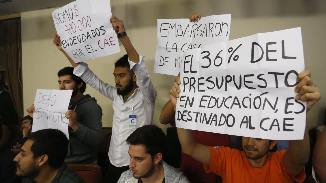 Senadores PPD anuncian medida que busca reducir la deuda del CAE