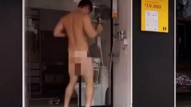 Youtuber fue arrestado tras grabarse desnudo en una tienda