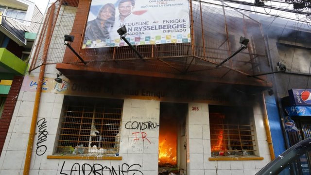 Manifestantes atacaron sede de la UDI en Concepción - Cooperativa.cl