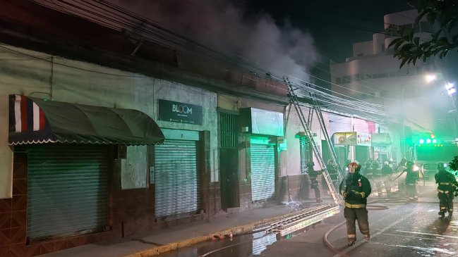 Incendio afectó a cuatro locales comerciales en Rancagua