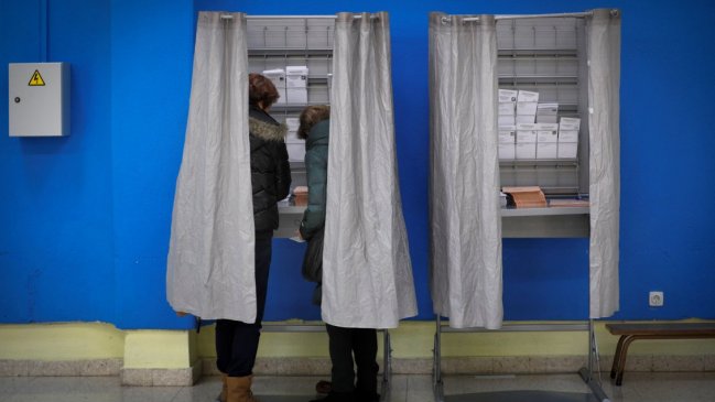 Baja participación y tensión en Cataluña marcan la jornada electoral española