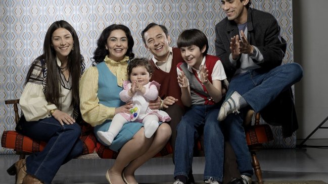 Tamara Acosta y Loreto Aravena sorprendieron con su cartel en manifestación