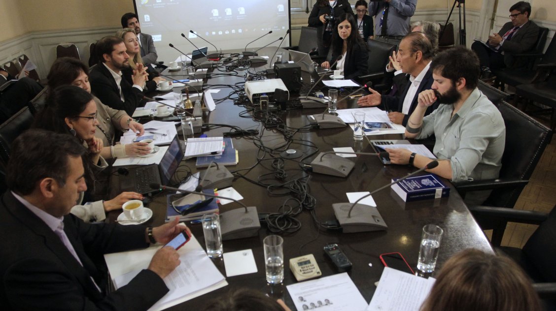 Sesionó la comisión que analiza acusación constitucional contra ex ministro Chadwick