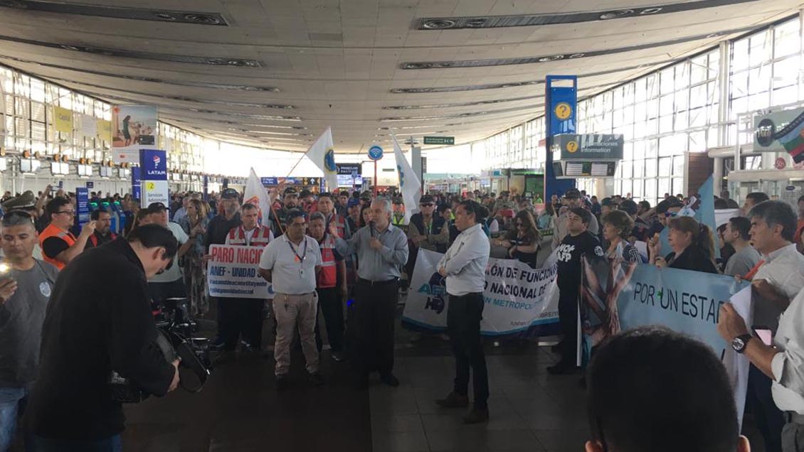 Trabajadores del Aeropuerto de Santiago anunciaron adhesión a paro nacional de este martes