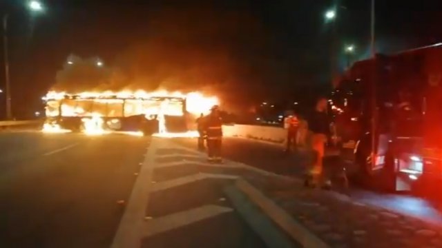 Desconocidos queman bus del Transantiago en plena Ruta 5