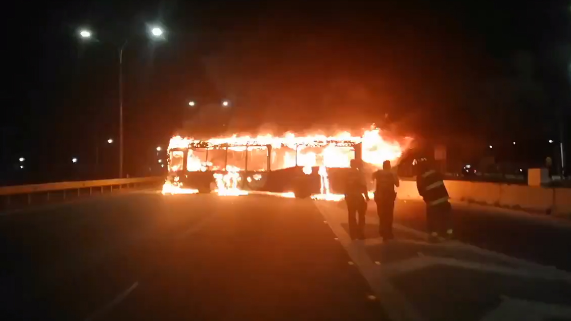 Bus del Transantiago resultó completamente quemado en San Bernardo