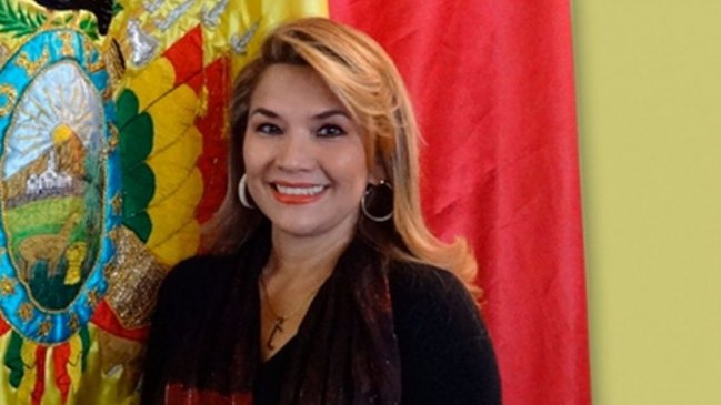 Senadora opositora asumió como presidenta interina de Bolivia