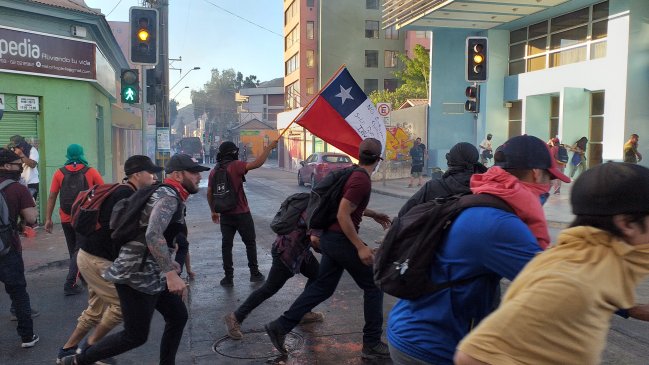 Ataques simultáneos en Copiapó dejaron 30 detenidos y ocho carabineros lesionados