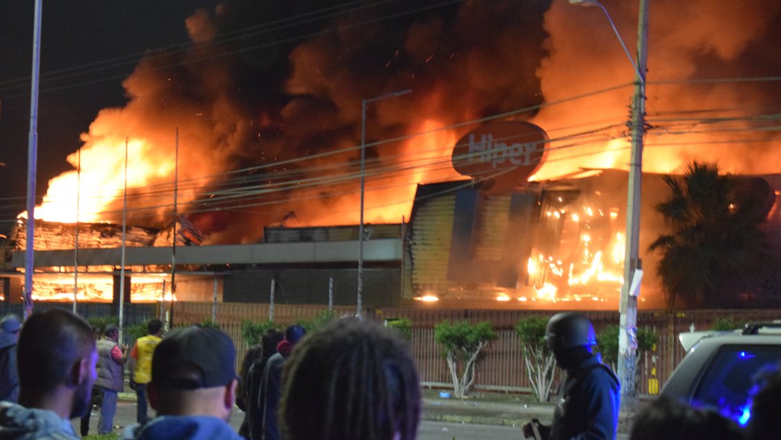 Saqueos e incendio en el supermercados Líder de Arica dejaron 11 personas detenidas