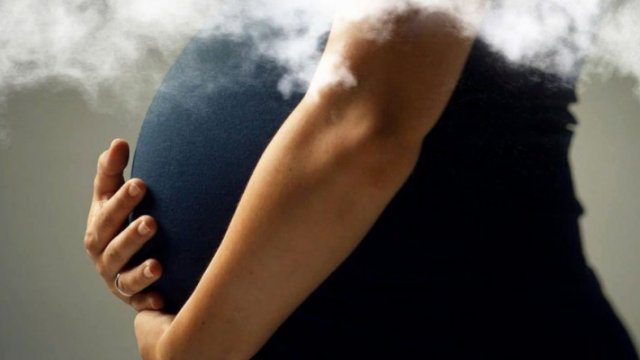 Mujer simuló enorme vientre de embarazada para llevar drogas