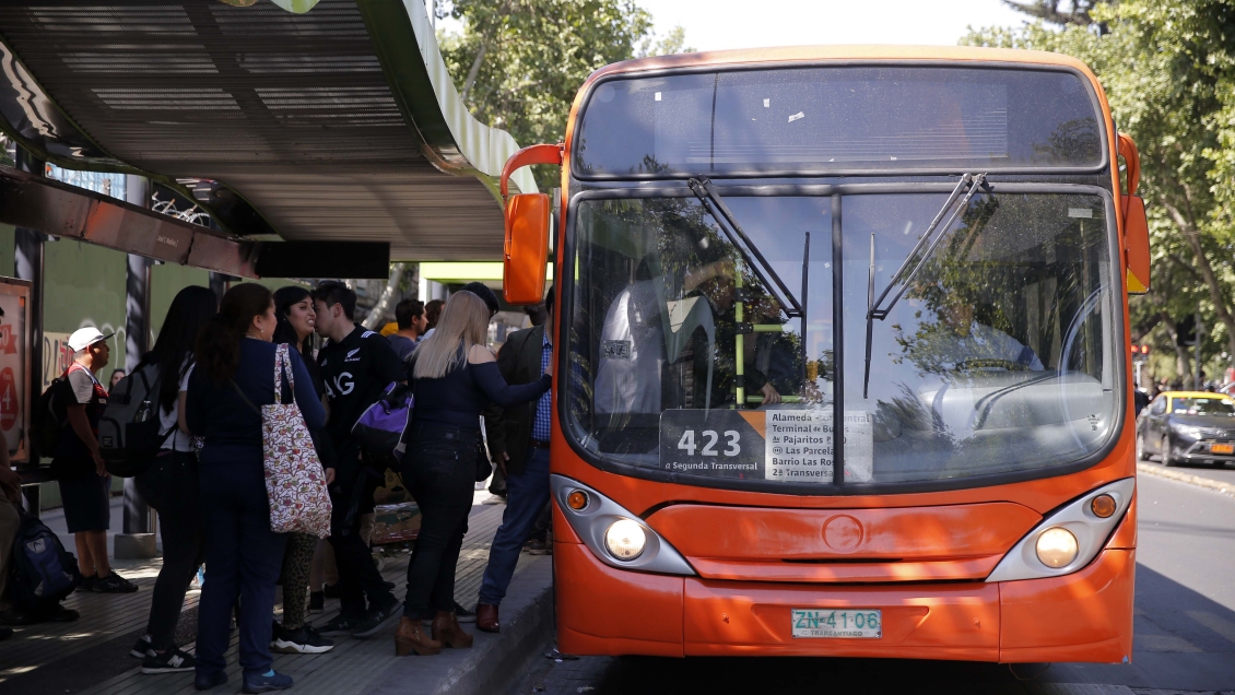 Santiago: Gobierno anunció licitación del transporte público que estatiza la flota de buses