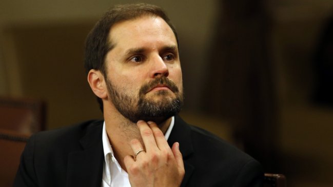 Diputado Bellolio marca distancia con su sector y se abre a un plebiscito