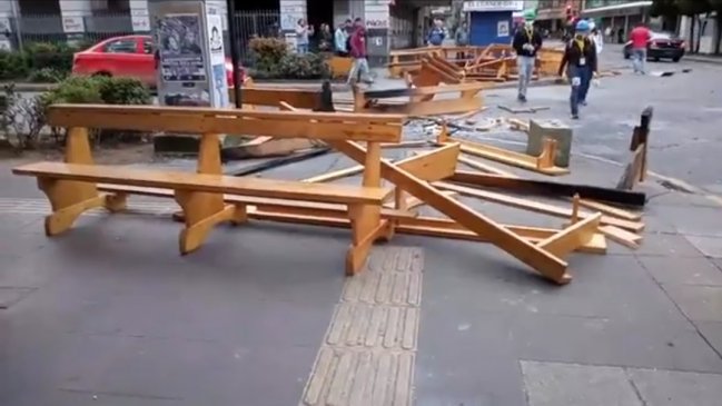 Encapuchados robaron bancas de Catedral de Puerto Montt y las quemaron en barricadas