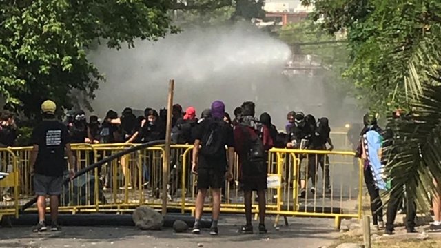 Se registran enfrentamientos entre estudiantes y Carabineros en calles de Ñuñoa - Cooperativa.cl