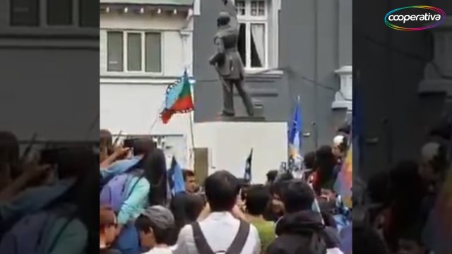 Estatua de Arturo Prat fue derribada y quemada en Temuco