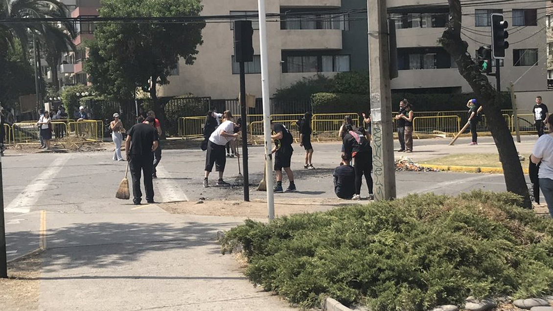 Manifestantes instalaron barricadas en Ñuñoa y luego limpiaron la calle