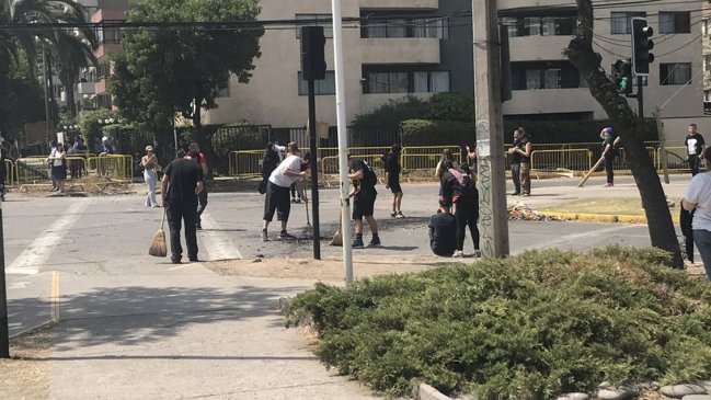 Manifestantes instalaron barricadas en Ñuñoa y luego limpiaron la calle