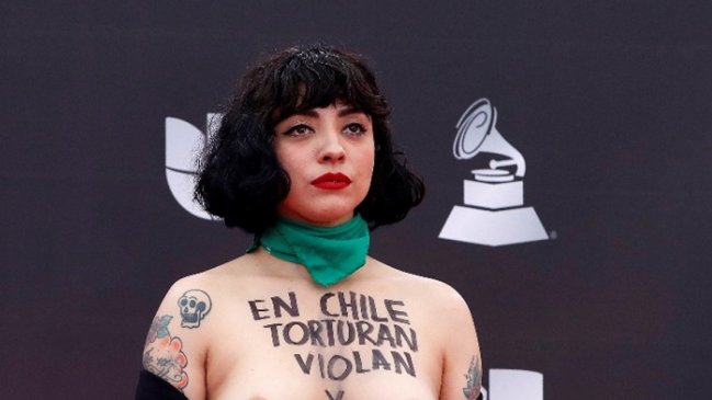  Mon Laferte en los Latin Grammy: En Chile torturan, violan y matan  