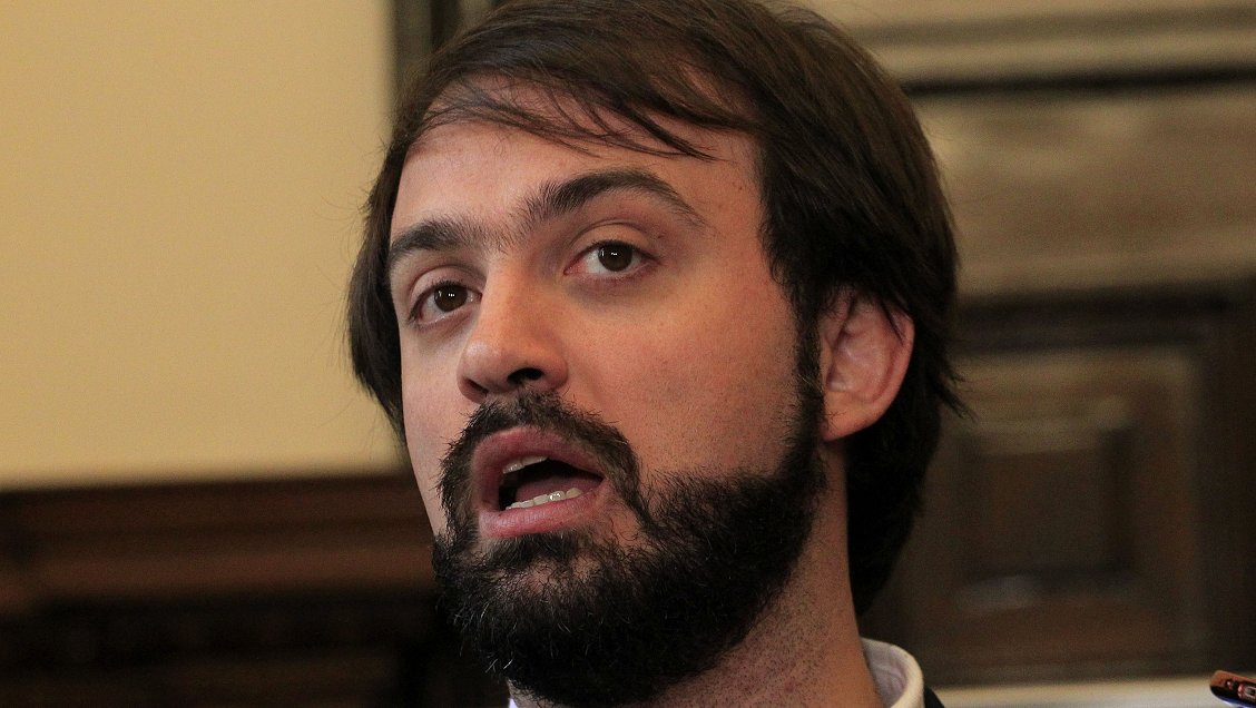 Jorge Sharp renunció a Convergencia Social tras conflicto con Boric por acuerdo constitucional