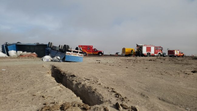 Derrame de combustible y aceite movilizó a Bomberos tras volcar un camión en Pozo Almonte