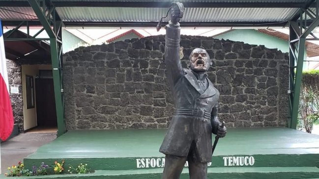 Armada recuperó estatua de Arturo Prat que había sido derribada y quemada en Temuco