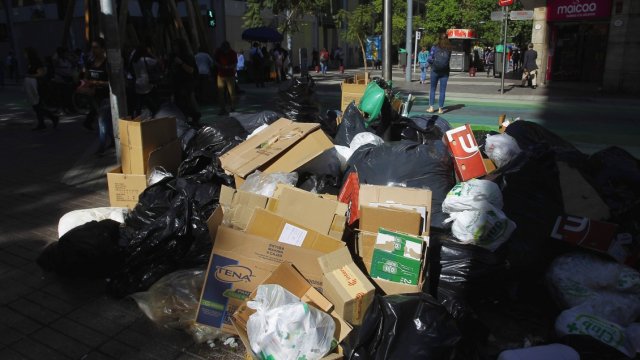 Así luce el centro de Santiago en el tercer día de paro de los recolectores de basura - Cooperativa.cl