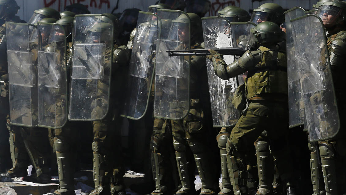 Carabineros y denuncias de entorpecer labor médica en Plaza Italia: 