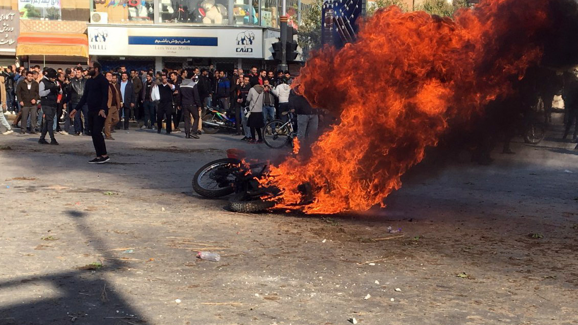 Protestas y disturbios en Irán contra el aumento del precio de la gasolina
