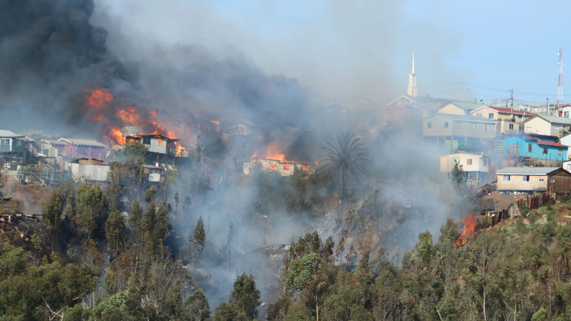 Múltiples incendios forestales mantienen alerta roja en Valparaíso