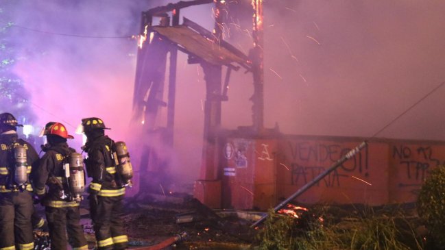 Indagan causas del incendio que destruyó la sede del Partido Socialista en Valdivia