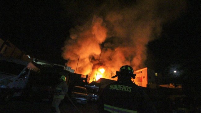 Voraz incendio en el centro de Iquique deja tres fallecidos