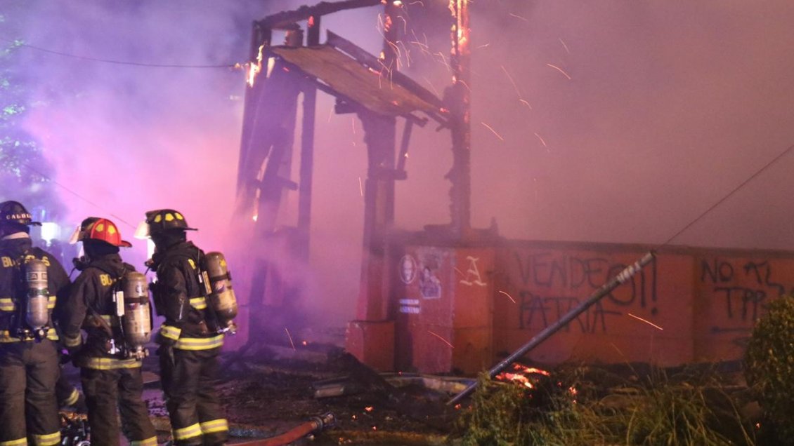 Indagan causas del incendio que destruyó la sede del Partido Socialista en Valdivia