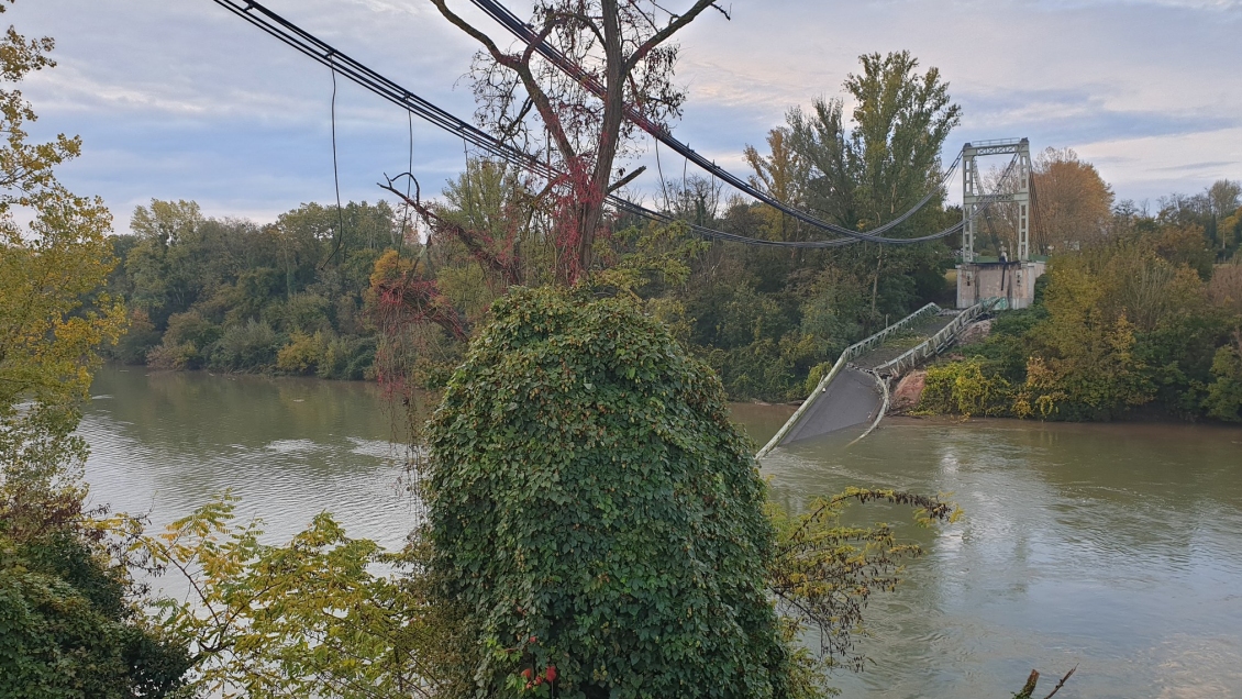 Un muerto y varios desaparecidos por el derrumbe de un puente en Francia