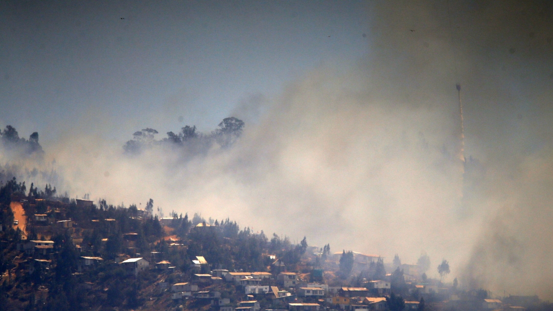 Incendios en Valparaíso: Intendente evalúa querellas por delito terrorista