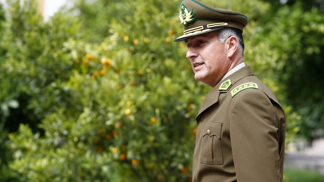 Parlamentarios piden la renuncia del general director de Carabineros