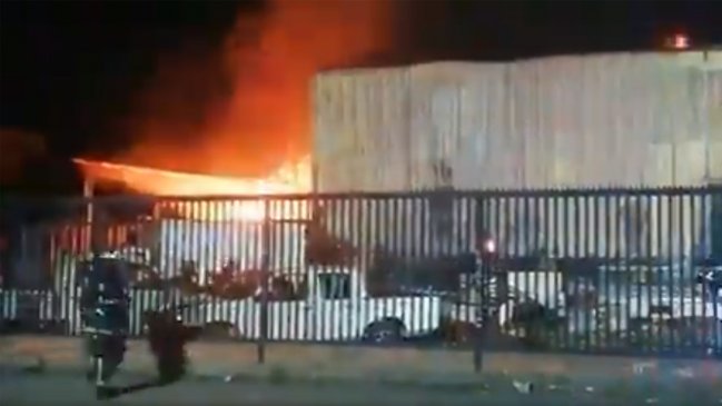 Incendio afecta a bodega de productos chinos en Pudahuel