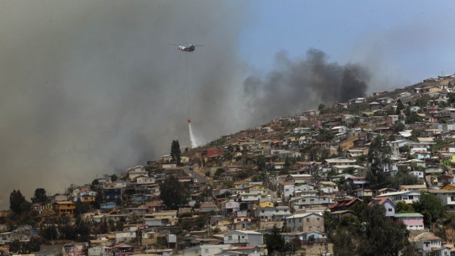Alcalde Sharp pidió fiscal especial por incendios en Valparaíso
