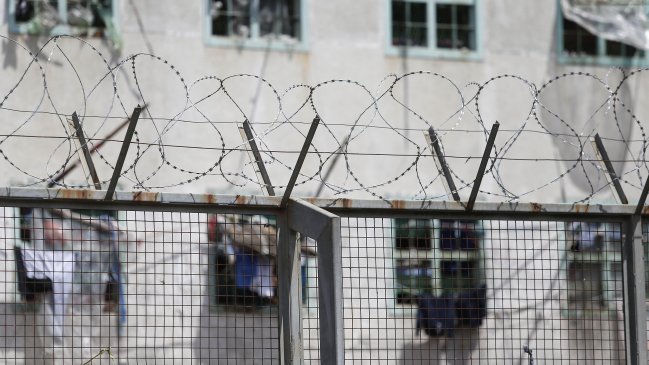 Ordenan al Estado indemnizar a padres de reo fallecido tras riña en Alto Hospicio