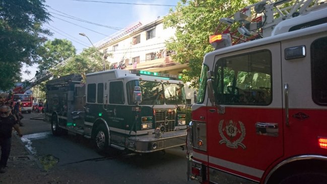Incendio afectó a un edificio en el centro de Santiago: Hay un hombre grave