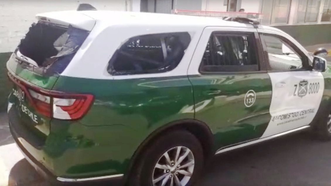 Cinco carabineras resultaron lesionadas tras ataque a vehículo policial en Santiago