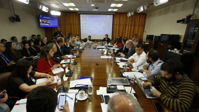 Comisión de Constitución de la Cámara Baja aprobó rebajar dieta parlamentaria