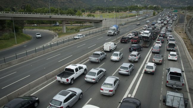 Alcaldes proponen que el SII exija a autopistas urbanas el pago de contribuciones