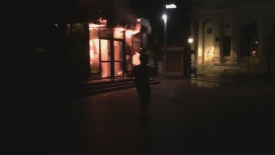 Bomberos investiga incendio de oficina de turismo del municipio de Talca