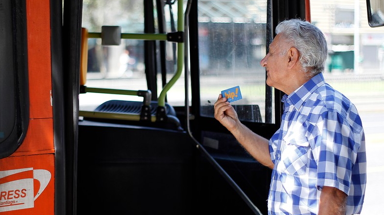 Acuerdo por transporte público: Adultos mayores pensionados pagarán mitad de la tarifa