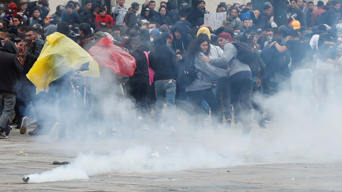 Jornada de caos sin parangón reciente terminó en toque de queda y cacerolazos en Bogotá