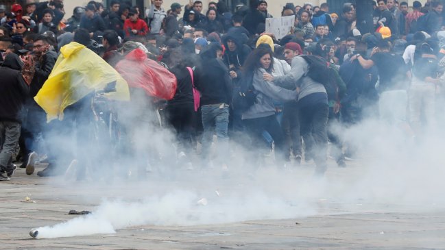 Jornada de caos sin parangón reciente terminó en toque de queda y cacerolazos en Bogotá